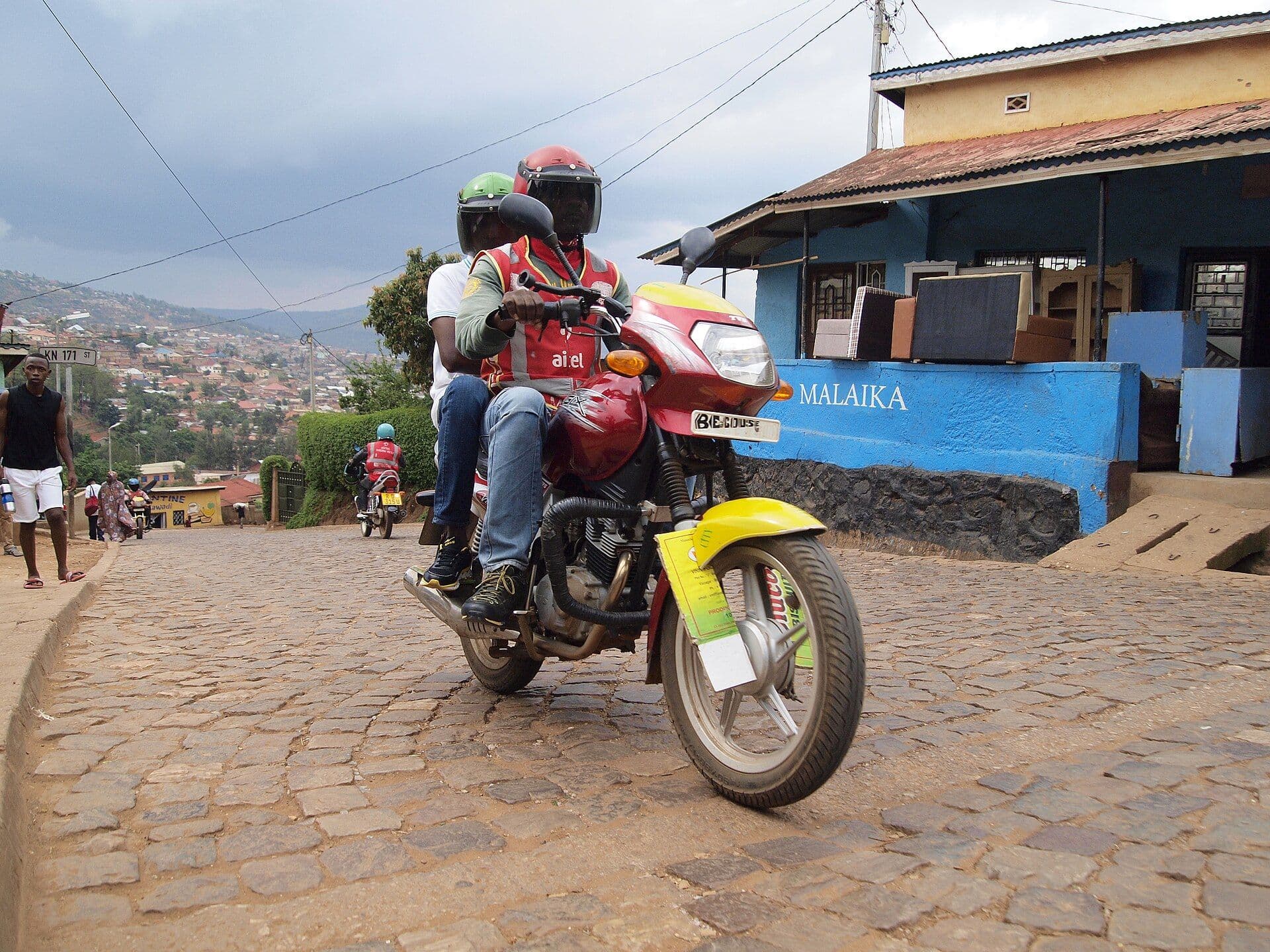 Moto-taxi dans une rue pavée de Kigali